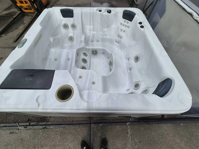 Spa 6 persoons jacuzzi en buitenspa - afbeelding 2 van  22