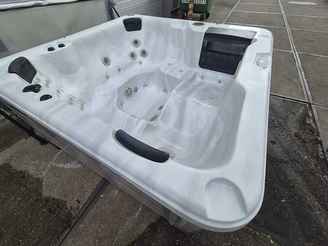 Spa 6 persoons jacuzzi en buitenspa - afbeelding 3 van  22