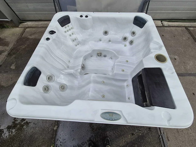 Spa 6 persoons jacuzzi en buitenspa - afbeelding 1 van  22
