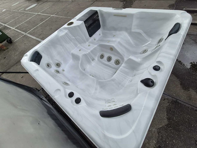 Spa 6 persoons jacuzzi en buitenspa - afbeelding 12 van  22