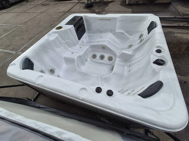 Spa 6 persoons jacuzzi en buitenspa - afbeelding 17 van  22