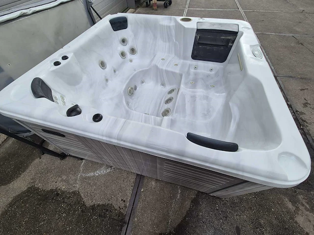 Spa 6 persoons jacuzzi en buitenspa - afbeelding 18 van  22