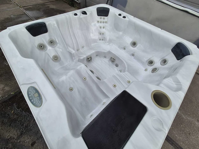 Spa 6 persoons jacuzzi en buitenspa - afbeelding 19 van  22