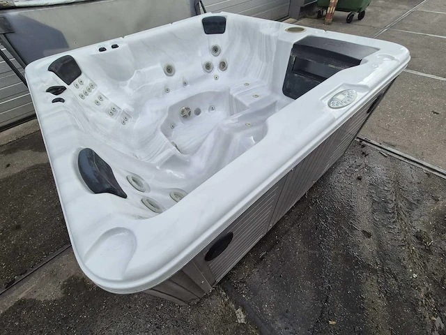 Spa 6 persoons jacuzzi en buitenspa - afbeelding 20 van  22