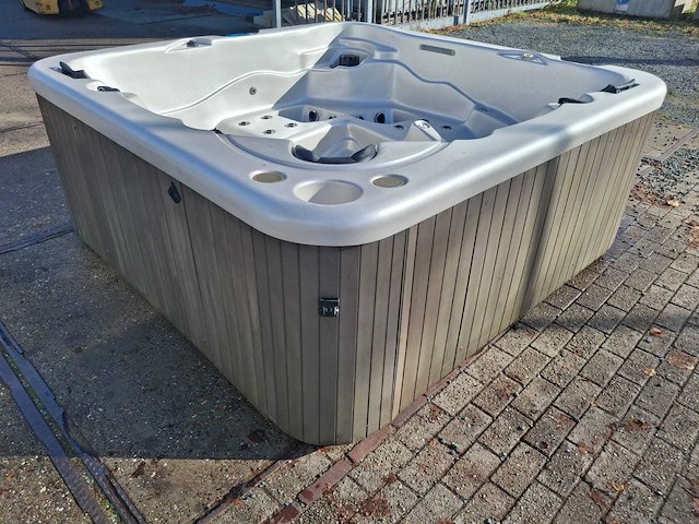 Spa net 5 persoons jacuzzi en buitenspa - afbeelding 8 van  30