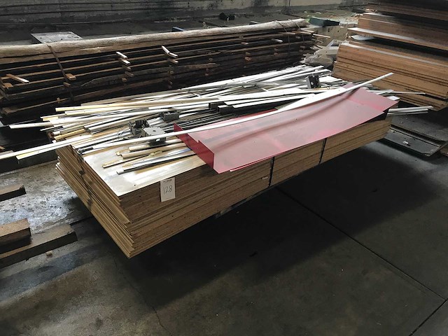 Spaanplaat wand met profielen (32x) - afbeelding 1 van  4