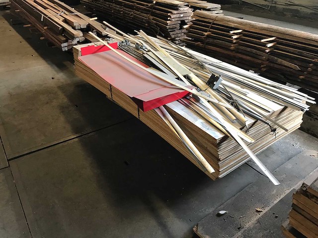 Spaanplaat wand met profielen (32x) - afbeelding 2 van  4