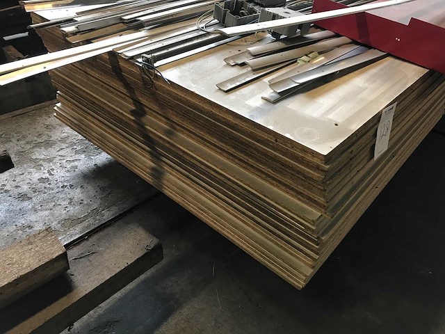 Spaanplaat wand met profielen (32x) - afbeelding 3 van  4