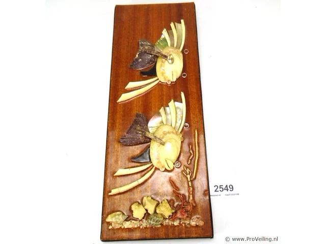 Spaans kunstwerk van schelpen e.d. op houten paneel - afbeelding 1 van  5