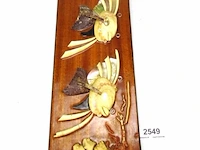 Spaans kunstwerk van schelpen e.d. op houten paneel - afbeelding 1 van  5