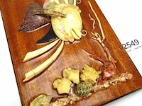 Spaans kunstwerk van schelpen e.d. op houten paneel - afbeelding 4 van  5