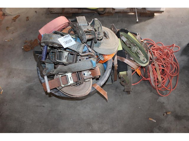 Spanbanden in diverse maten en uitvoeringen in en om cementkuip. - afbeelding 1 van  2