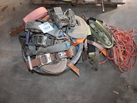 Spanbanden in diverse maten en uitvoeringen in en om cementkuip.