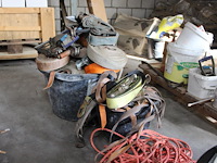 Spanbanden in diverse maten en uitvoeringen in en om cementkuip. - afbeelding 2 van  2