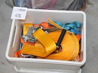 Spanbanden in krat en zak. - afbeelding 2 van  3
