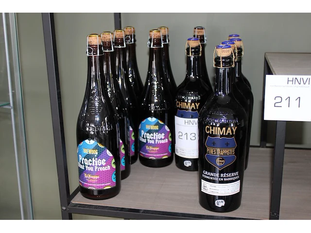 Speciaalbieren op schap waaronder chimay. twaalf flessen. - afbeelding 1 van  2