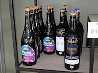 Speciaalbieren op schap waaronder chimay. twaalf flessen. - afbeelding 1 van  2