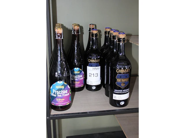 Speciaalbieren op schap waaronder chimay. twaalf flessen. - afbeelding 2 van  2
