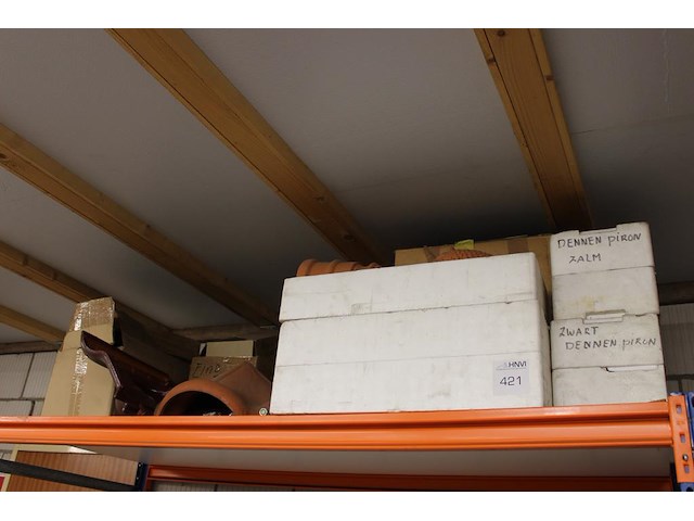 Speciale dakpannen / dakdelen w.o. dennen pionnen terra cotta en zwart. - afbeelding 1 van  3