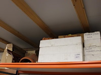 Speciale dakpannen / dakdelen w.o. dennen pionnen terra cotta en zwart. - afbeelding 1 van  3