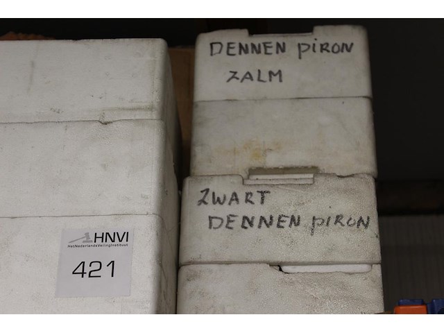 Speciale dakpannen / dakdelen w.o. dennen pionnen terra cotta en zwart. - afbeelding 2 van  3