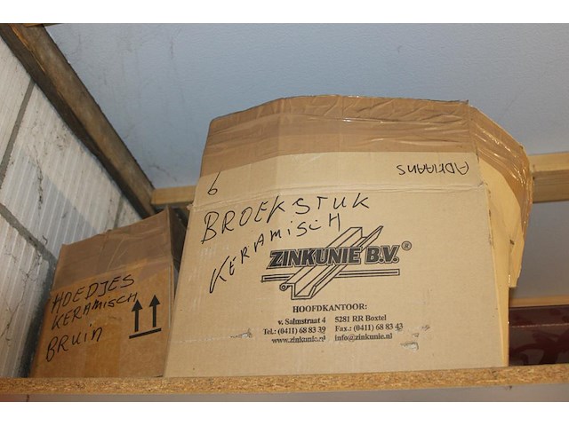 Speciale dakpannen / dakdelen w.o. dennen pionnen terra cotta en zwart. - afbeelding 3 van  3