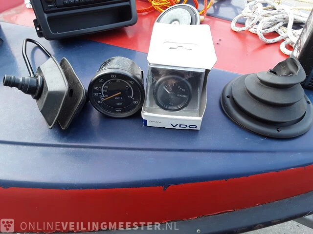 Speedboot met buitenboordmotor 20pk mercury en toebehoren - afbeelding 8 van  17