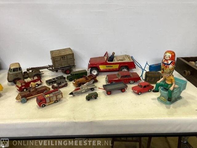 Speelgoed in houten krat tonka, mecano, marxi, arnold kikker en brooklyn - afbeelding 1 van  29