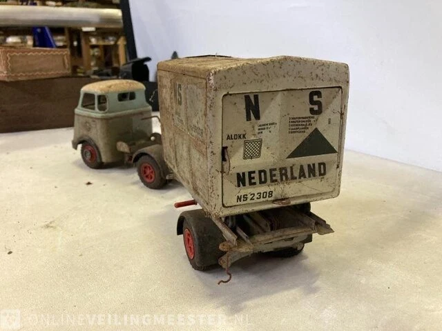 Speelgoed in houten krat tonka, mecano, marxi, arnold kikker en brooklyn - afbeelding 19 van  29