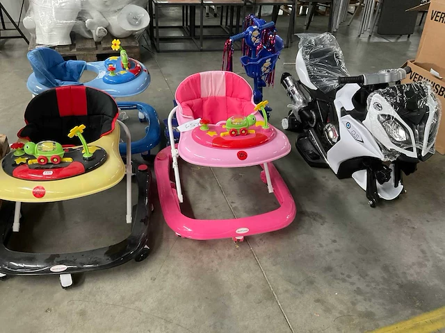 Speelgoed loopwagens en stepjes (6x) - afbeelding 1 van  11