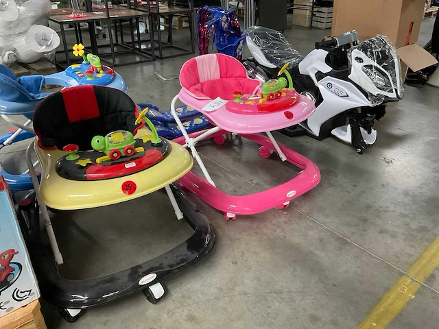 Speelgoed loopwagens en stepjes (6x) - afbeelding 4 van  11