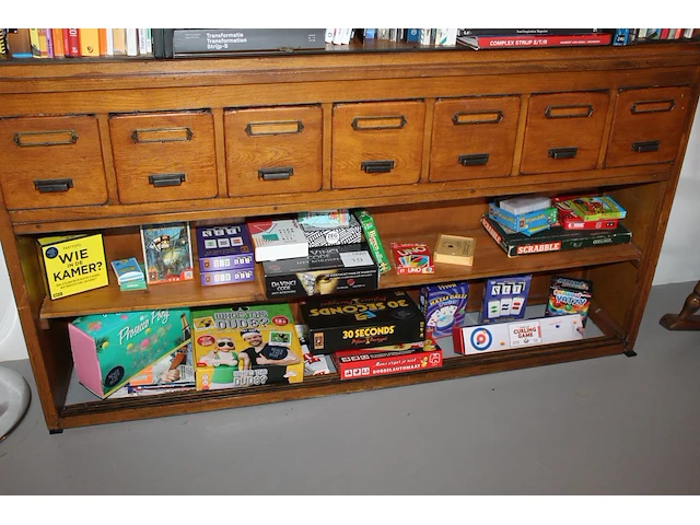 Spellen waar onder scrabble, 30 seconds, regenwormen, da vinci code, prosecco bang en mens erger je niet op... - afbeelding 1 van  3