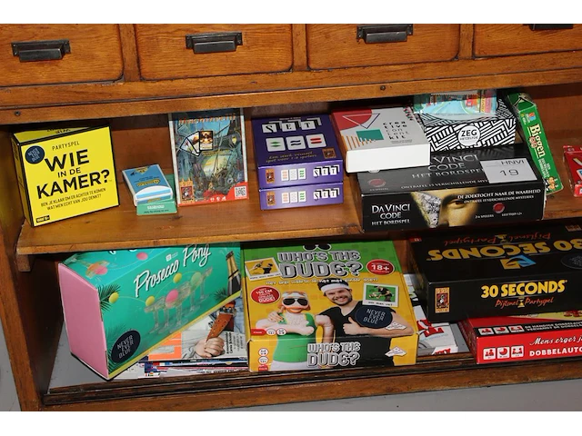 Spellen waar onder scrabble, 30 seconds, regenwormen, da vinci code, prosecco bang en mens erger je niet op... - afbeelding 2 van  3