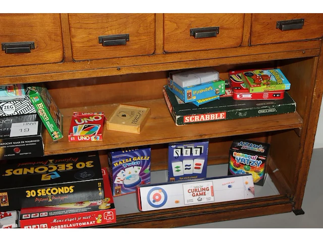 Spellen waar onder scrabble, 30 seconds, regenwormen, da vinci code, prosecco bang en mens erger je niet op... - afbeelding 3 van  3