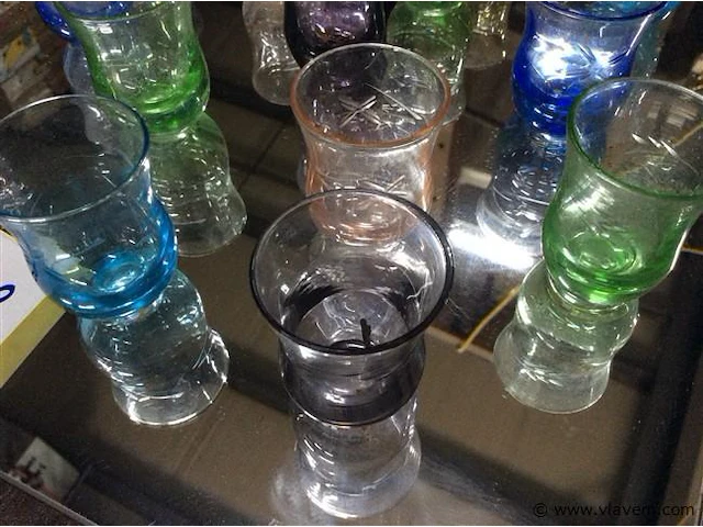 Spiegel met gekleurde druppelglazen - afbeelding 2 van  3