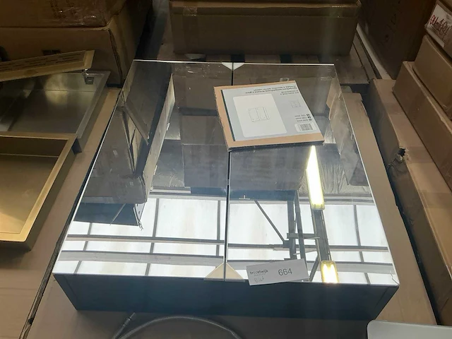 Spiegelkast en kranen - afbeelding 2 van  5