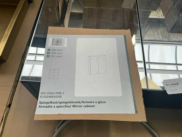 Spiegelkast en kranen - afbeelding 3 van  5