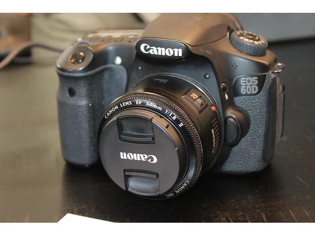 Spiegelreflexcamera canon eos 60d met een canon ef 50mm f/1.8 ii lens. exclusief accu's en lader. - afbeelding 2 van  3