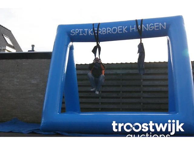 Spijkerbroek hangen - afbeelding 1 van  1