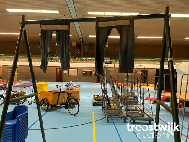 Spijkerbroek hangen - afbeelding 1 van  6