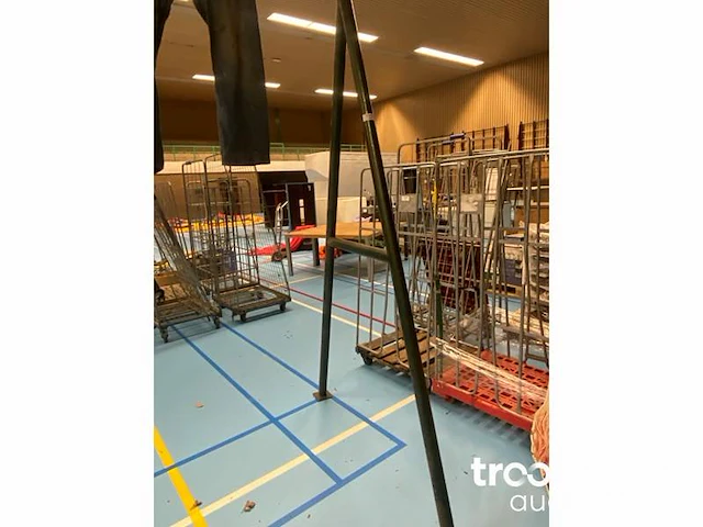 Spijkerbroek hangen - afbeelding 2 van  6