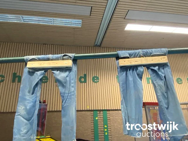 Spijkerbroek hangen - afbeelding 6 van  6