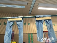 Spijkerbroek hangen - afbeelding 6 van  6