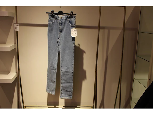 Spijkerbroek hommage, maat 28. winkelprijs € 99,99 - afbeelding 1 van  3