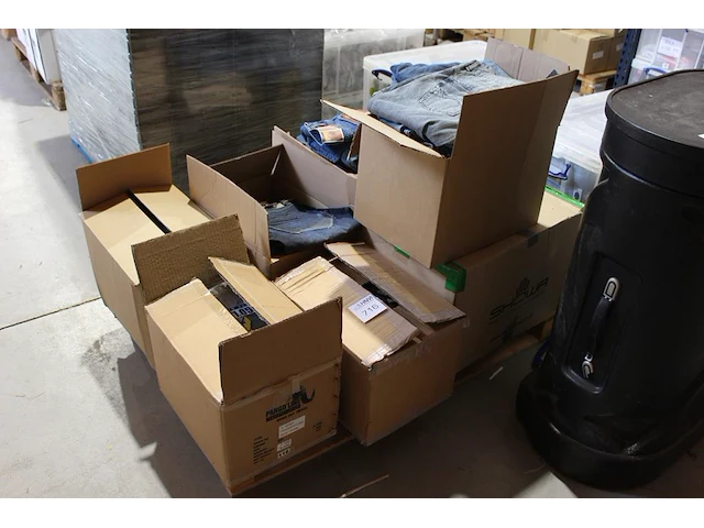 Spijkerbroeken en jacks op pallet in 8 dozen. - afbeelding 1 van  2
