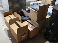 Spijkerbroeken en jacks op pallet in 8 dozen. - afbeelding 1 van  2