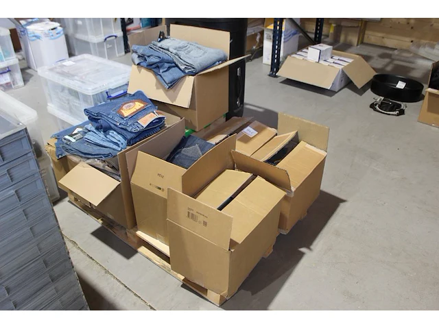 Spijkerbroeken en jacks op pallet in 8 dozen. - afbeelding 2 van  2