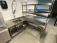 Spoel- en korven-aanvoertafel