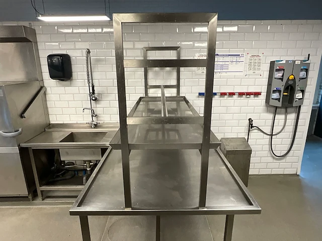 Spoel- en korven-aanvoertafel - afbeelding 2 van  8