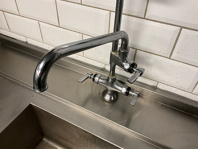 Spoel- en korven-aanvoertafel - afbeelding 7 van  8